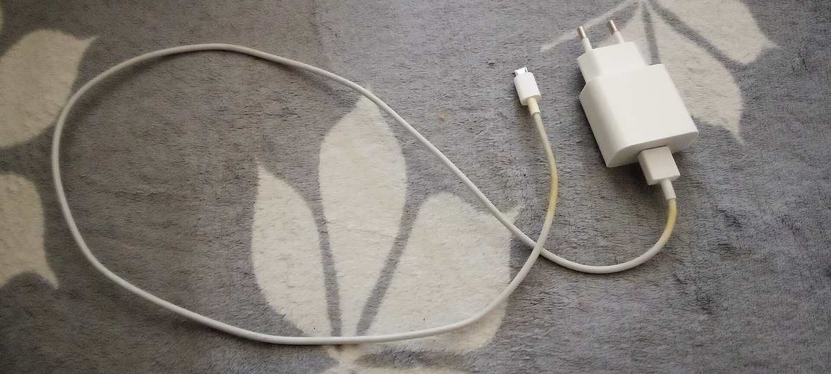 香港旅行充電器選購指南：多口充電、航空法規與全球電壓兼容